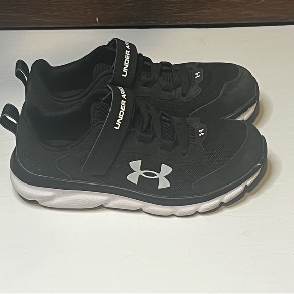Under Armour Other - Under Armour Little Boy Black and White Sneakers w/ Velcro Strap, Size 1.5 Youth